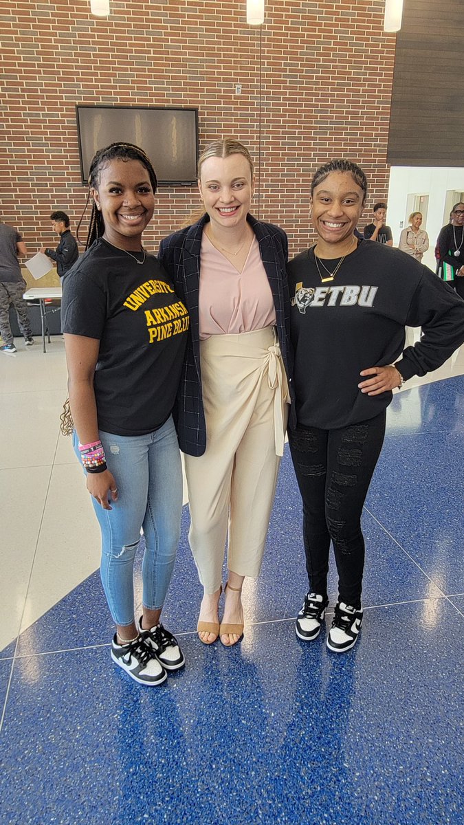 CEKingVball's tweet photo. 🏐 SPRING SIGNING DAY!🏐
HUGE CONGRATULATIONS to our seniors that signed to play collegiate volleyball! 

We are so proud of both of you 💙

KRISTIAN LEWIS - committed to attend Texas Baptist University 

ALERIA LANE - committed to attend University of Arkansas Pine Bluff https://t.co/M2HdK9wApa