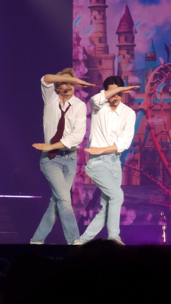 جونگین حتی تو این حالتم انگار داره لاس میزنه
به خودت بیا مرددد

I would love to recommend this song by #KAI #KAI_Rover #Rover
<a href="/weareoneEXO/">EXO</a>