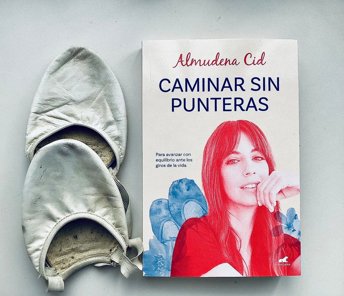 icorvilud's tweet image. Qué generosidad y elegancia.
Después de leerte,
me siento en deuda. 

Te debo un baile,
sin punteras,
descalza,
en silencio, 
girando, 
al ritmo, 
del silencio.

Bonito camino. 
De aquí
a aquí.

En tí.

#caminarsinpunteras #librosconalma #LibrosRecomendados #almudenacid #GRACIAS