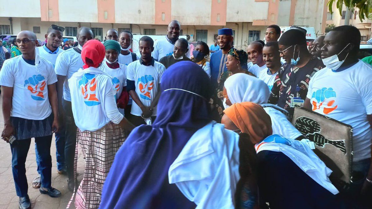 MouvementGE's tweet photo. OPERATION RAMADAN POUR INSCRIRE UN SOURIRE SUR CHAQUE VISAGE ! 
Ce jour mercredi 12 Avril 2023, les membres et sympathisants du Mouvement Génération Engagée ont arboré les locaux de l'hôpital Gabriel Touré dans l'optique d'offrir des kits alimentaires aux patients et personnel https://t.co/Lf71rWYTzR