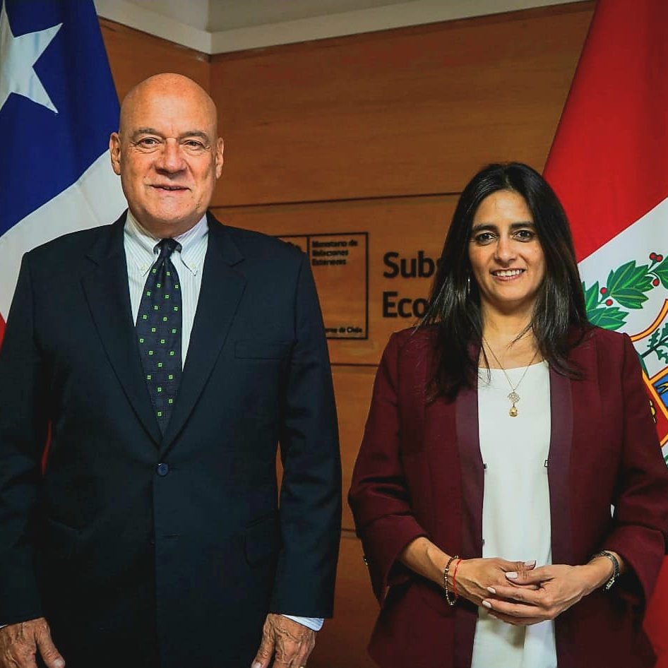 ElPeruEnChile's tweet photo. El Embajador del Perú fue recibido por la Subsecretaria @clausanhueza y repasaron la nutrida agenda bilateral en temas comerciales y económicos. @subrei_chile , @Minrel_Chile , @CancilleriaPeru @MINCETUR https://t.co/PfXPGdu90h
