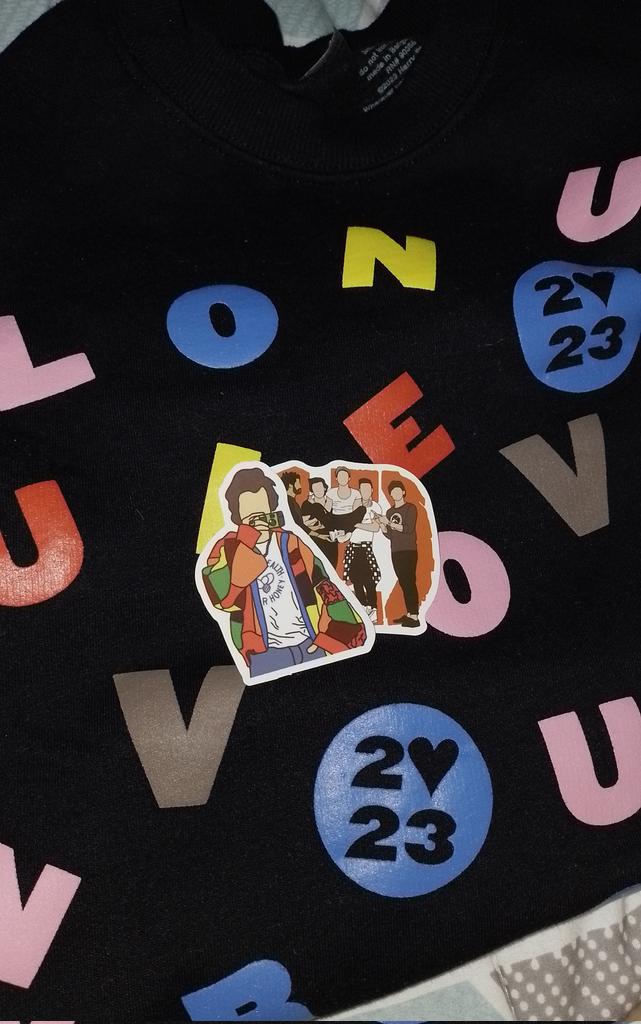 hazzabo0bear's tweet photo. and to my younger self i'd say never give up, even if that means i had to buy it from the official store abroad 🥹🫶

my merch is finally here and im obsessed with it ✨️ https://t.co/mtXMLv1q5c