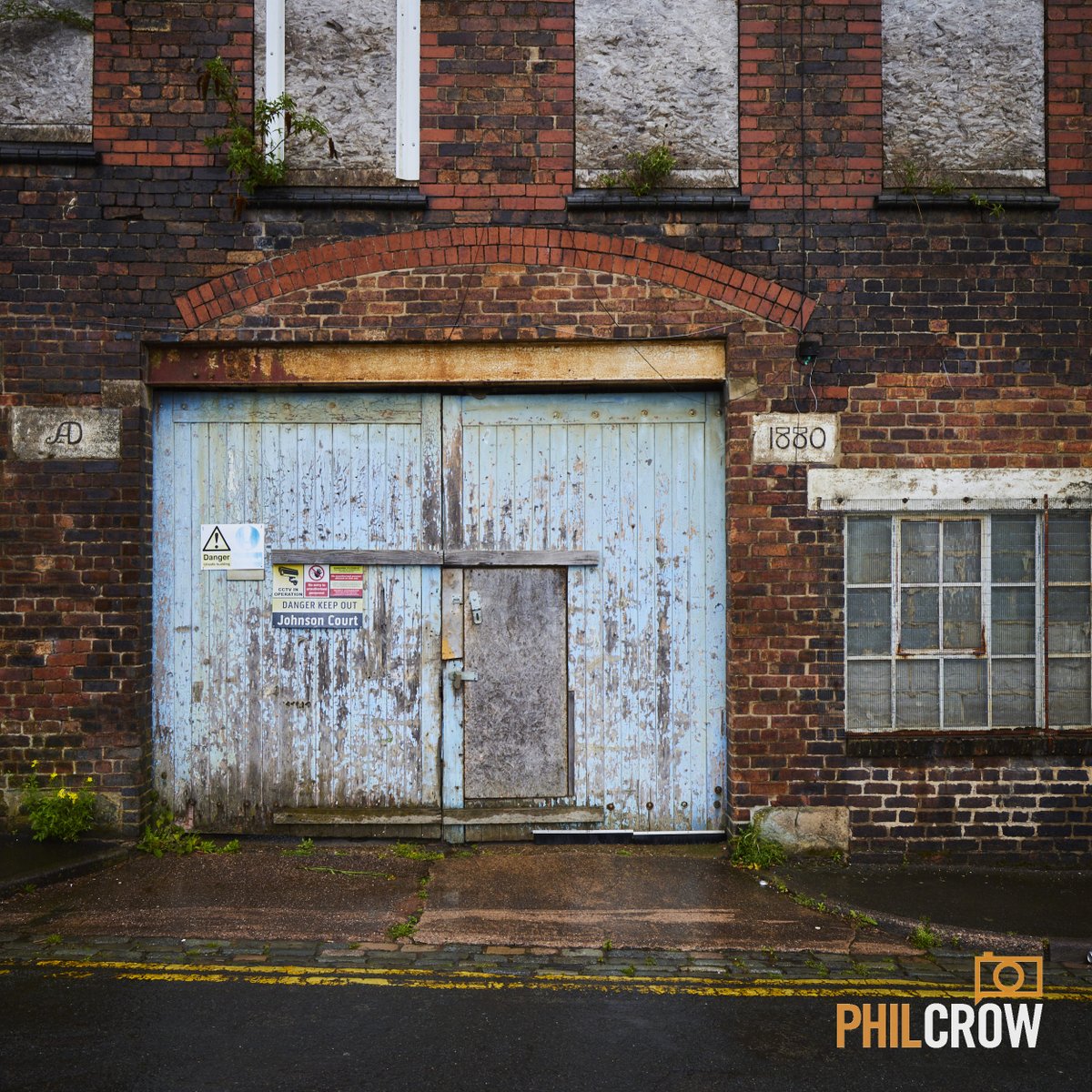 philcrowphoto's tweet photo. @GrimArtGroup This has got just a beautiful disused vibe about it. It's one of those buildings I hope is used or can be saved and used. Fantastic patina and a good age. #potbank #pottery #stokeontrent #burslem #patina #thepotteries #disused https://t.co/WNSrPH5jxC
