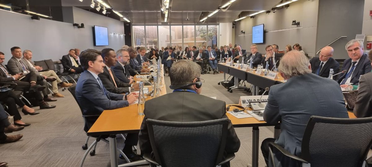 nomad_ndb's tweet photo. I am proud that Somalia is finally sitting at the Big-Table! For the first time in recent history a Somali Minister of Agriculture addresses an influential high-level panel at World Banks' #springmeetings2023 on the intersection of water,climate change and food security. 

Kudos https://t.co/rheRylaCVI