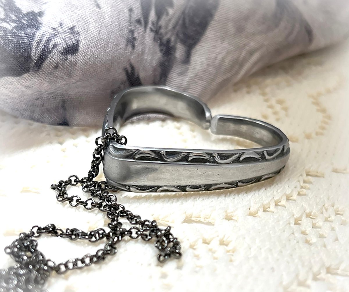 jradca's tweet photo. ★★★★★ "I absolutely love my new necklace &amp; extremely happy it’s the pattern of my family’s vintage flatware! Brings me so many memories &amp; thoughts of being with my loved ones!" Christina J. https://t.co/cLJ4UT2Xfe #etsy #silver #heart #lovefriendship #pendant #women https://t.co/d1A8MwnZak