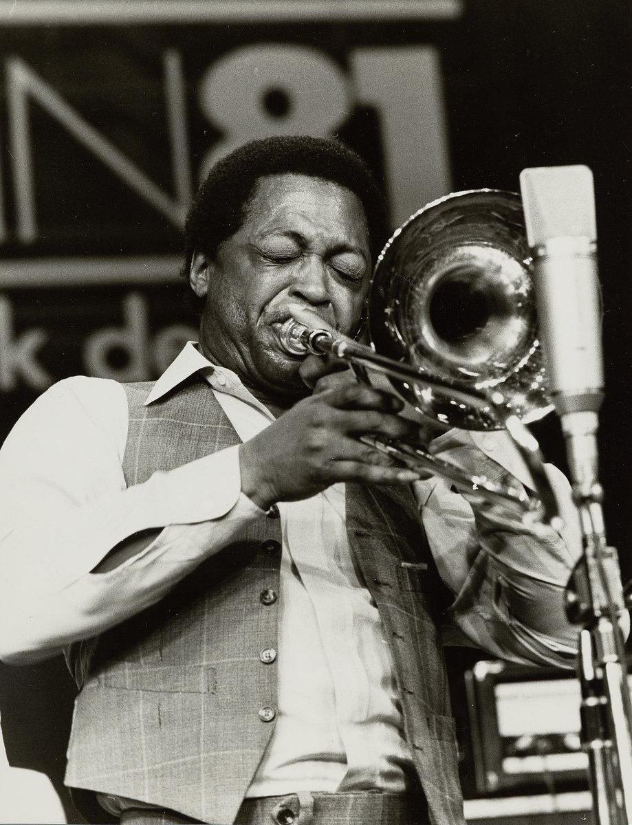 Heute in einer Woche im FOTOTHEK.spotlight: Musikwissenschaftler Martin Morgenstern u. Schlagzeuger Günter Baby Sommer im Gespräch mit Musikfotograf Matthias Creutziger, dessen Werk seit kurzem Teil des #ArchivderFotografen ist.
🗓️20.4, 18 Uhr, Klemperer-Saal in der <a href="/SLUBdresden/">SLUB Dresden</a>