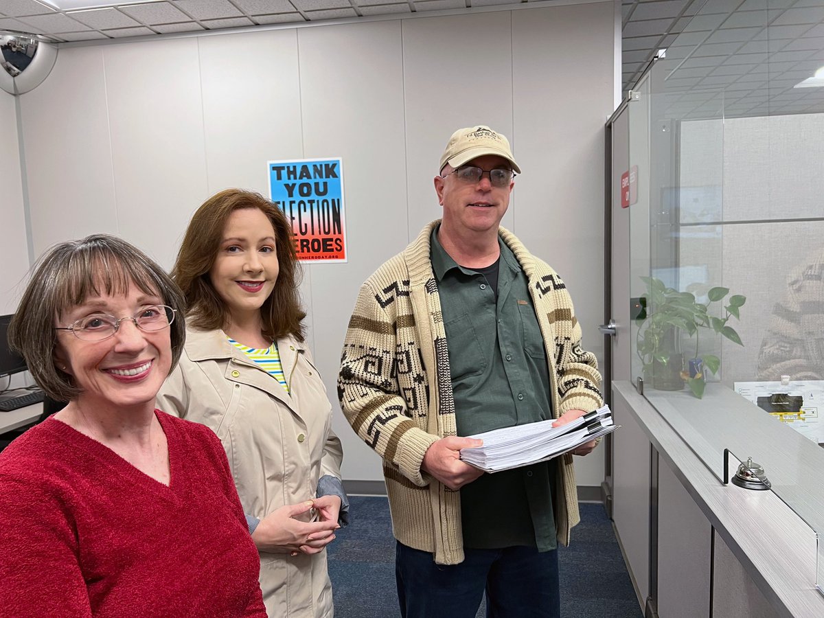 KerryMcQ4Oregon's tweet photo. #ccfo #ConstitutionalCarry #2A #orpol We turned in our sponsorship signatures and a buffer today. Now we wait for verification and a ballot title. One step closer, Oregon! Then the collection of 160K+ signatures begins. https://t.co/tnbbif4MIR