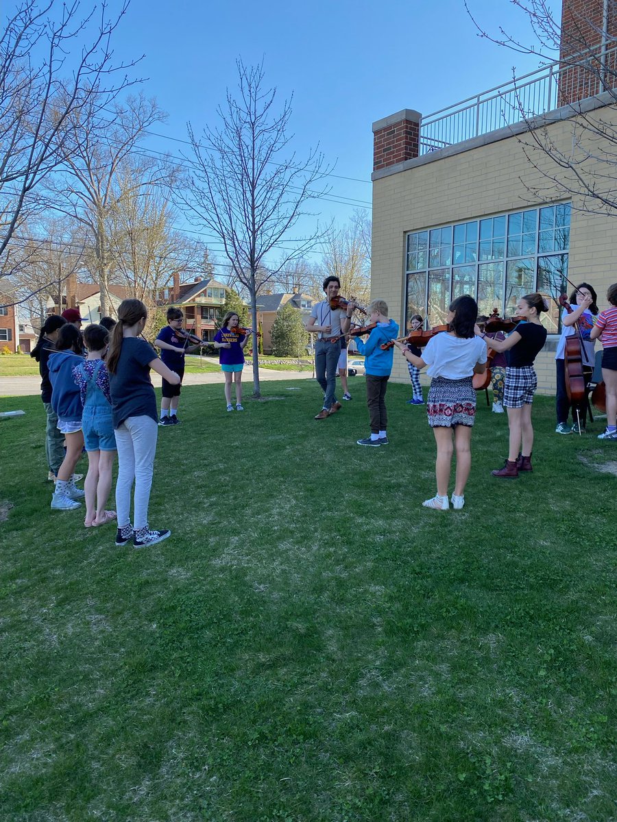 mr_huzicka's tweet photo. @LkwdLincoln 5th grade orchestra wanted to play outside in this beautiful weather so we serenaded the city with our rockin’ scales! 🎻💜💛 https://t.co/4m3TjuIdED
