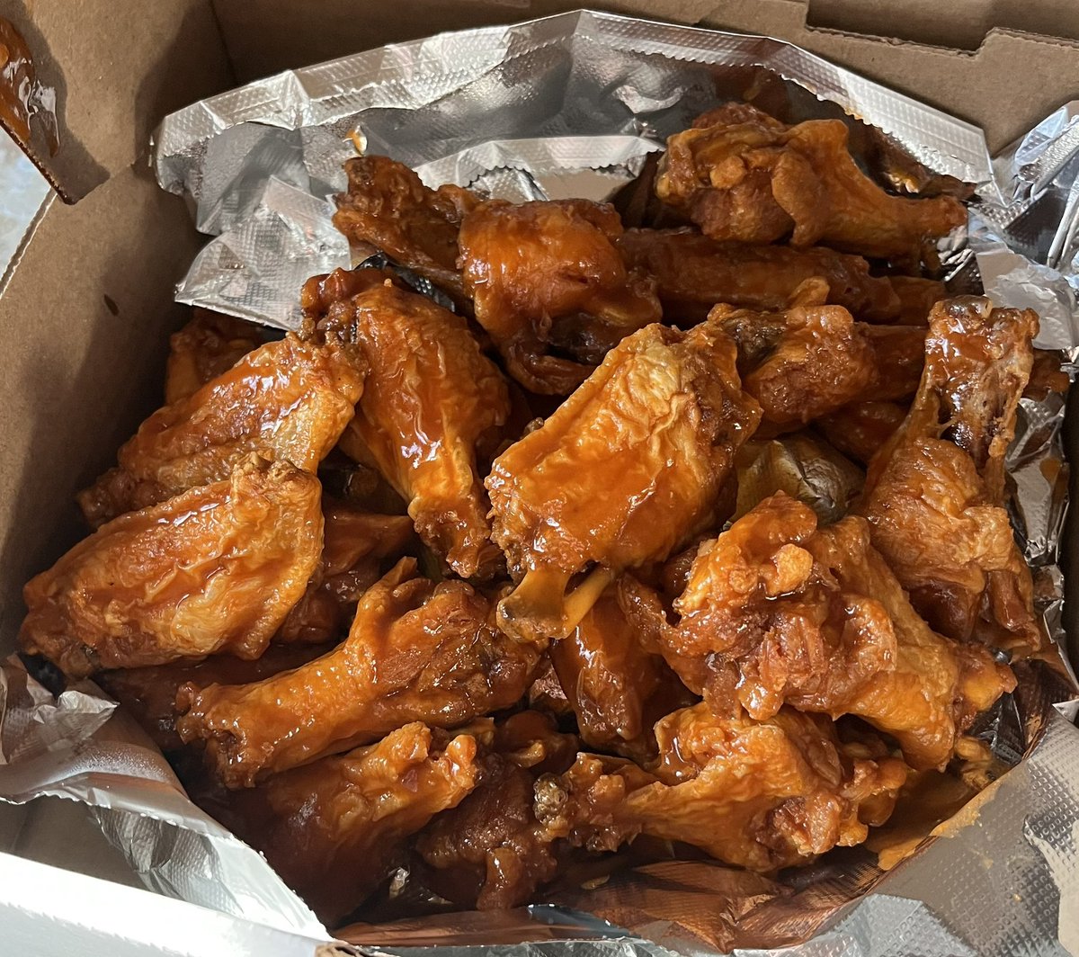 We finally got to try @macysplacepizzeria at 3100 Delaware Ave in Kenmore, NY. Dollar Wing Wednesday’s are not only one of the best deals around, the #wings are fantastic! #pizza #kenmoreny #onebuffalo #buffalony