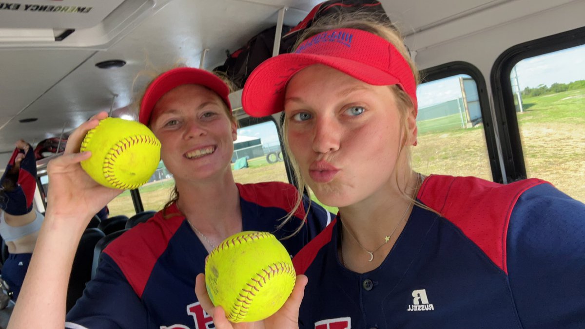 Back to back home runs with <a href="/Malloryyy9/">Mal 🤍</a> against #2 GRAYSON COLLEGE