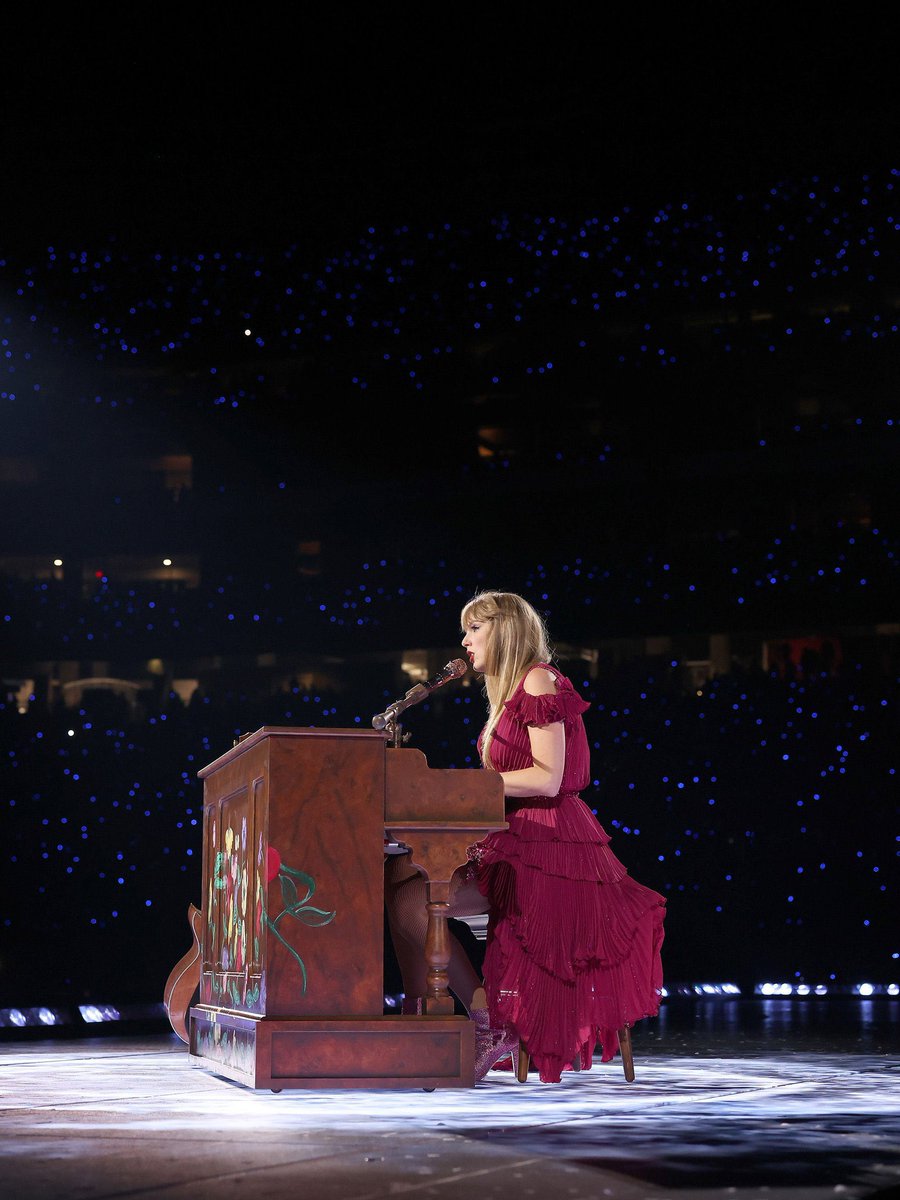 lenabytaylor's tweet photo. Your big 3 as surprise songs and setlist changes for the Eras Tour ✨

･ﾟ ･ﾟ·:｡･ﾟﾟ･☆･ﾟﾟ･ﾟ :｡･･ﾟ

(ft. @chaiteacookie) https://t.co/7t450Hq5rc