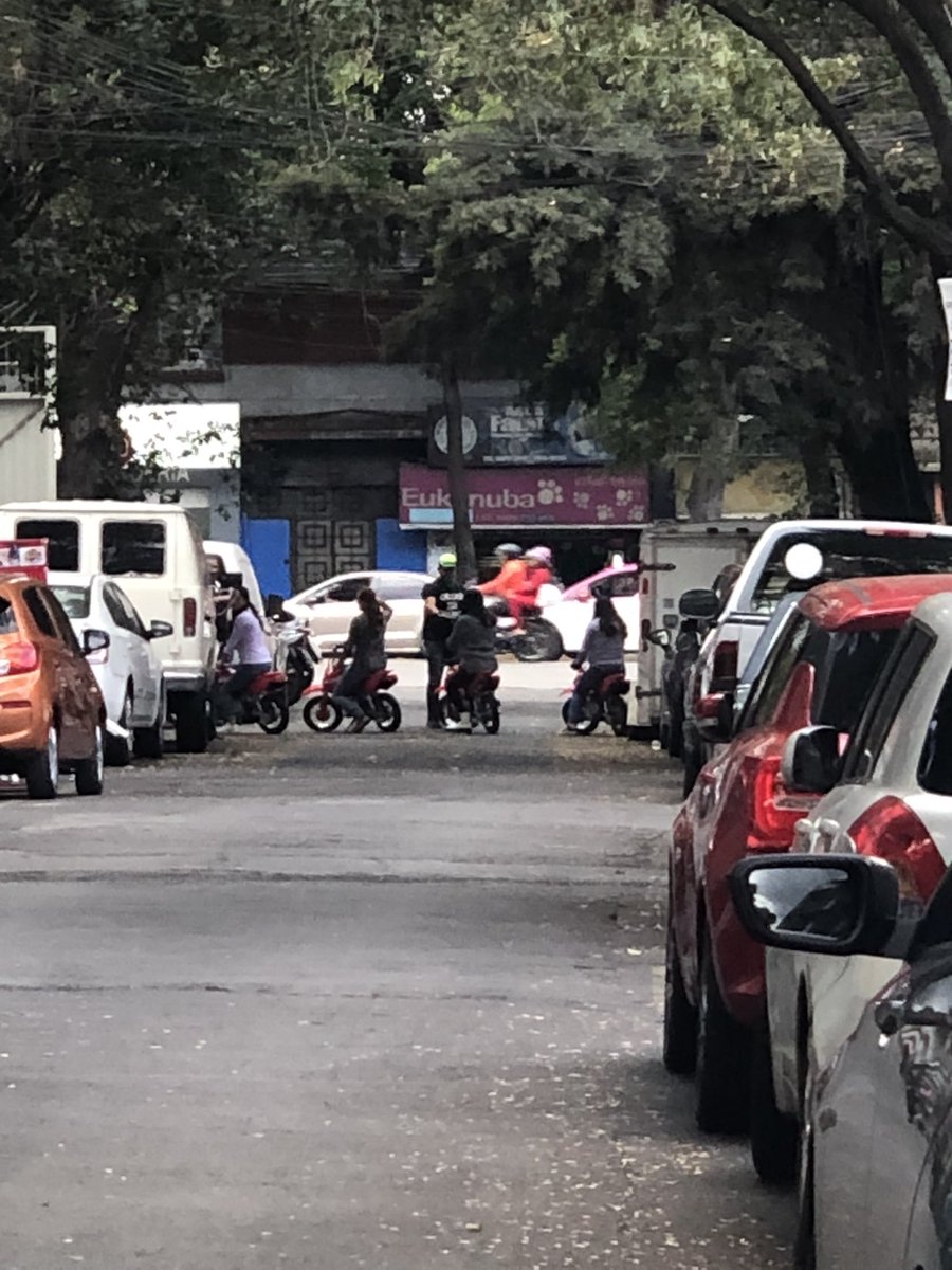 morealedgar's tweet photo. @OVIALCDMX taller de motos bloqueando la calle. Calle 19 esq. Av. Revolución. Col. San Pedro de los Pinos @SanPedroYoSoy https://t.co/lC0uTkz8UO