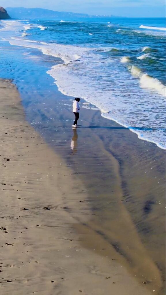 iSANsjourney's tweet photo. Just those lovely beach moments 

#sandiego #beach #trending #westcoast #waves #sunrise #california #summer101 #vacation #exploretheusa https://t.co/YJrHi0Xs40 https://t.co/t4stHHeXg4