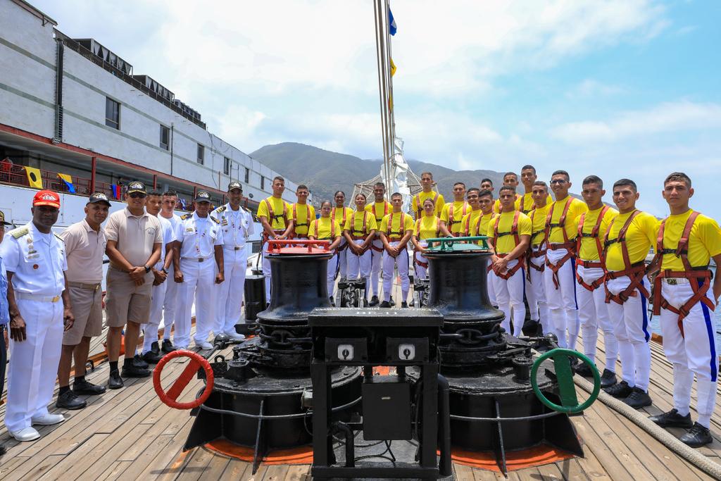 NicolasMaduro's tweet photo. En los años más difíciles, nuestra juventud militar del Buque Escuela “Simón Bolívar”, ha sido embajador de la verdad, la luz, moral y la fuerza de Venezuela ante el mundo. Nos sentimos orgullosos de ustedes, muchachos y muchachas. ¡Son la esperanza de un futuro mejor! https://t.co/N36ORLHqU9