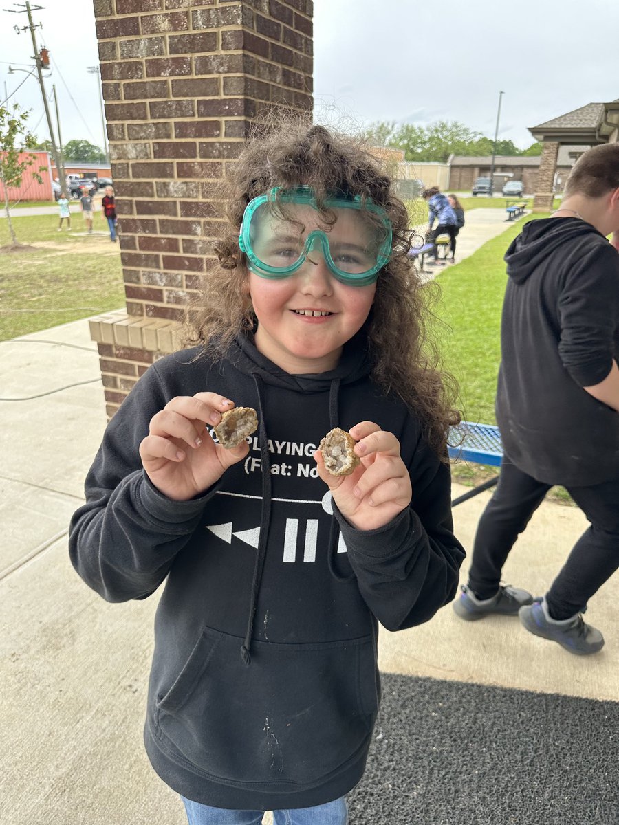 A special thanks to Mr Luke and Mr Edwin Nelson, Elias’ dad, for coming out and cutting a geode for each student!