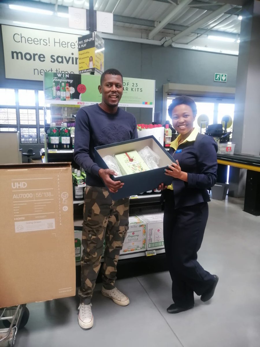 Percy_SlashZA's tweet photo. @TanquerayZA @Makro_SA #makroriversands @SamsungSA thank u millions for the lovely gifts. 
#tanqueraygiftbox #samsungsmarttv 

🙏🙌🙌 https://t.co/vkXPb7lSma