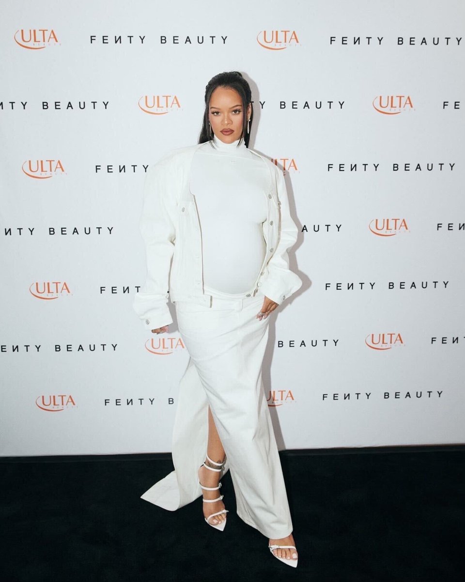 fentybeauty's tweet photo. If the #GLASSSLIPPER fits you know Muva @rihanna slipped on some heat to pull up to @ultabeauty with all the #FENTYFACE smoke! ๐ฅต๐ฎโ๐จโค๏ธโ๐ฅ
Look Breakdown ๐ฅ
#PROFILTR Foundation in โ320โ
#SUNSTALKR Bronzer in 'Bajan Gyal'
#DIAMONDBOMB in 'How Many Carats?!' on the eyelids
#FLYPENCIL Longwear Pencil Eyeliner in 'Bad Bride'
#FENTYICON Semi-Matte Lipstick in โScholar Sistaโ
