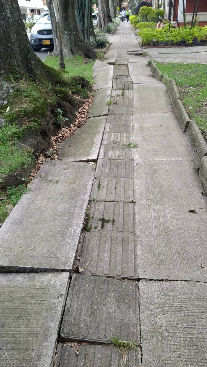 juanfertoro's tweet photo. @elcolombiano Solicitamos apoyo en que se haga intervención urgente de los andenes en barrio los colores. 2 personas sufrieron heridas por caídas en estos espacios ayer y hoy. Una con fracturas en cara mayor de edad y otra fractura de mano. https://t.co/08FWJbaJbJ