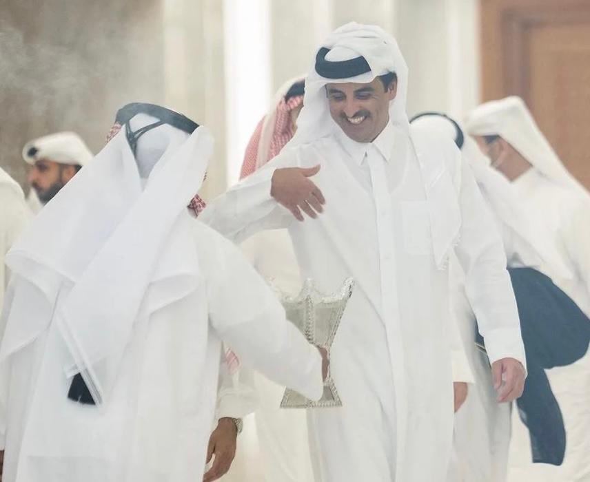 #كلنا_قطر و #كلنا_تميم_المجد
تستاهل المدح والعود والطيب
وتستاهل الفنجال والكيف و الدله