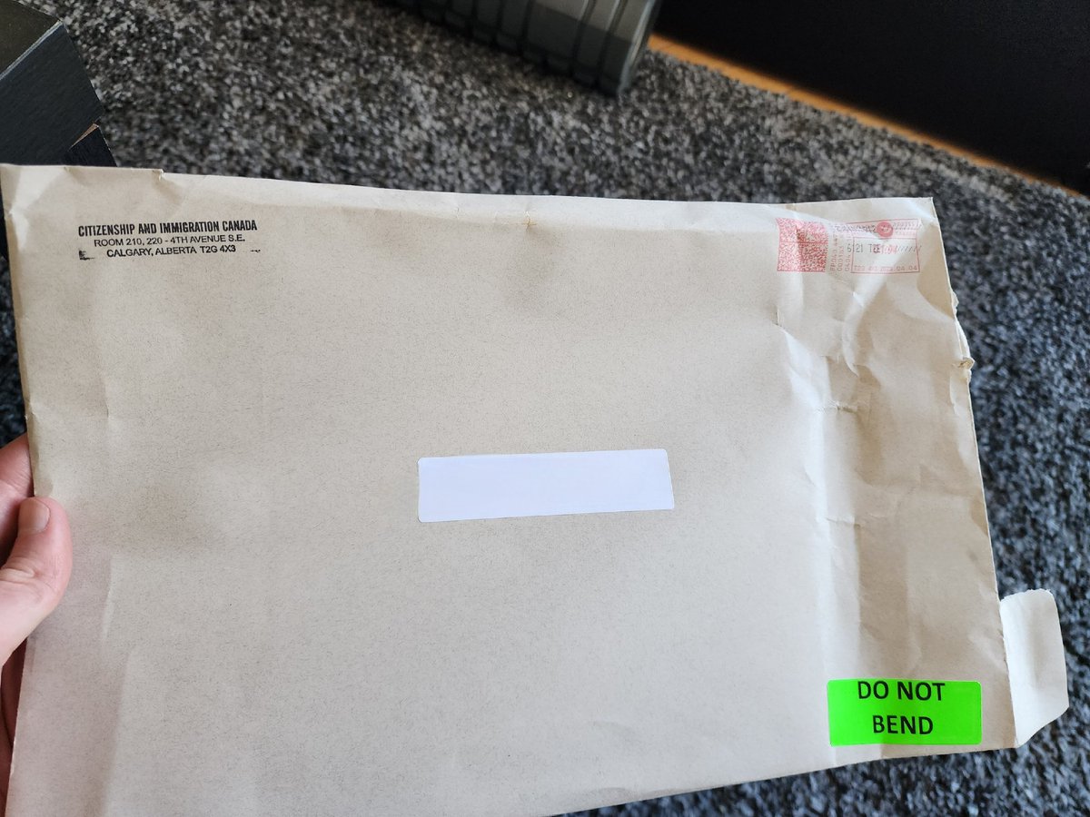 Hughesy_86's tweet photo. @canadaposthelps really? DO NOT BEND is pretty clear. I waited 5 yrs to become a citizen and your delivery person couldn't put this critical document I need for urgent passport app in the parcel locker right next to my box? Let's hope the passport team shows more empathy tomoz https://t.co/6jwrYpyl07