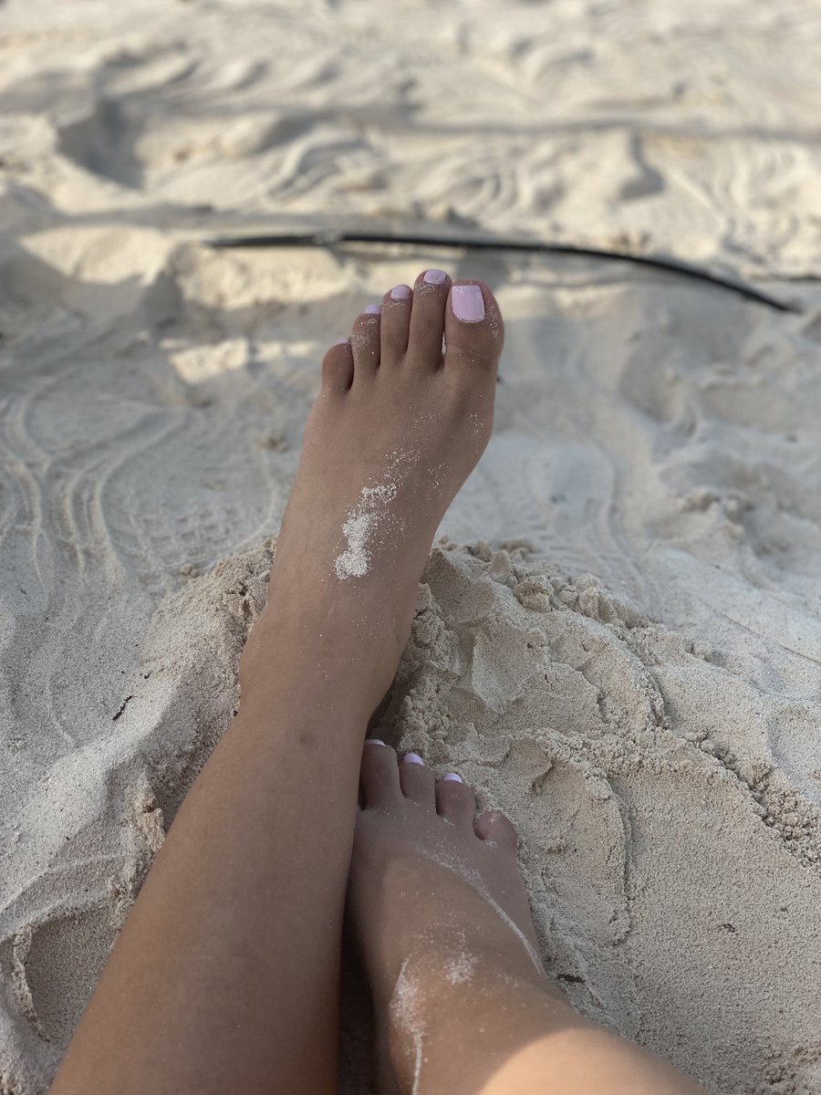 michifeets66068's tweet photo. They missed me? Me extrañaron? 
En mi OF 😈🦶
Solo espero por ti para comenzar esta aventura.
#PiesDescalzos #pedicure #hombres  #hombresmaduros  #PiesBonitos https://t.co/xpqIYMHfeM