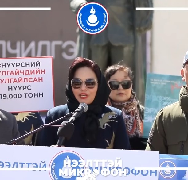 Албан тасалгааны цонхоор амьдрал сайхан харагдана.аа аа..