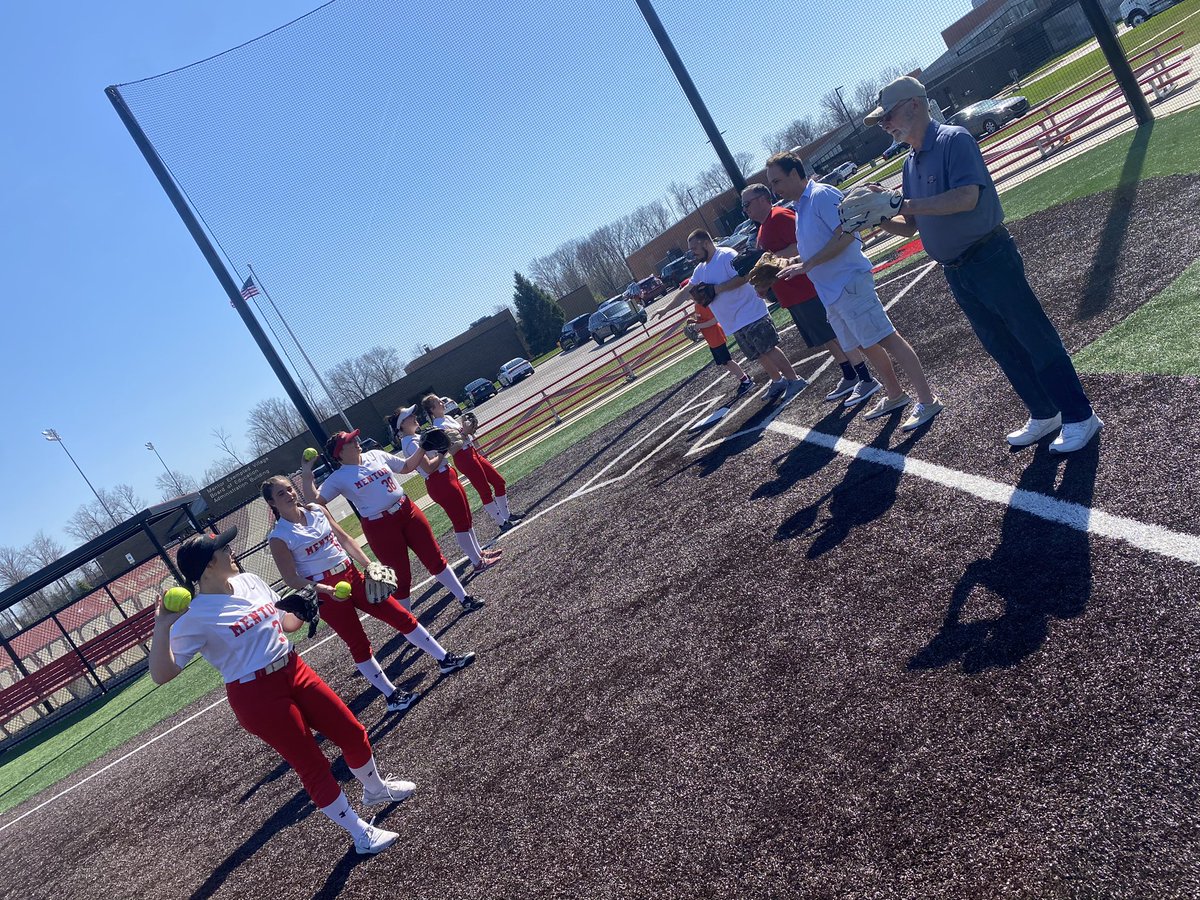 MHSsoftball2025's tweet image. Love this group of girls! Thanks to all for making senior day so special ❤️❤️