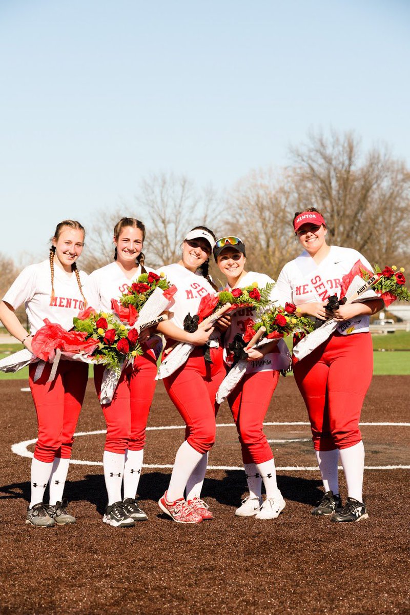 MHSsoftball2025's tweet image. Love this group of girls! Thanks to all for making senior day so special ❤️❤️