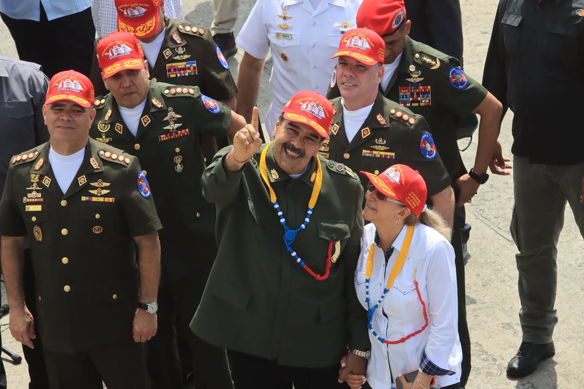 #12Abr Magnánimo fue el Zarpe del Embajador Sin Fronteras <a href="/AbSimonbolivar/">Buque Escuela Simón Bolívar (BE-11)</a> que inicó su periplo de adiestramiento "Caribe 2023" con acto presidido por el CJ <a href="/NicolasMaduro/">Nicolás Maduro</a> acompañado del EMS de la #FANB brindando su arenga a la Juventud de Acero Naval. BZ! #RebeldiaComunicacional