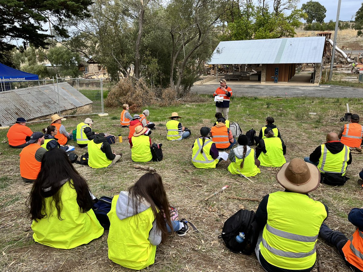 Day 2 beginning at #glenthornenationalpark with our @FLINArchaeology students for fieldschool. Briefing by @Archaeometry before we get to our practical stations. 
#Archaeology #fieldschool #Kaurnacountry