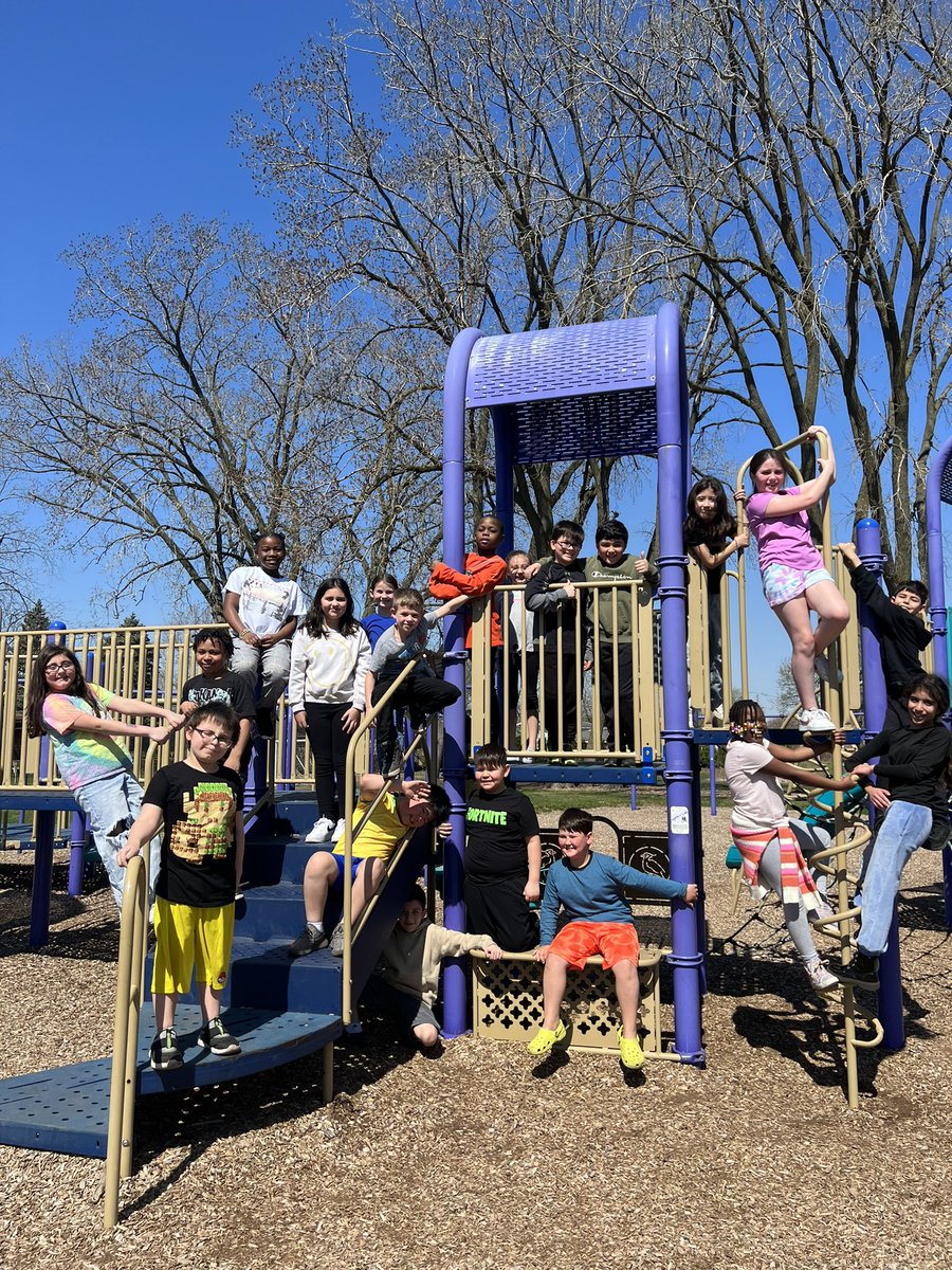 jmarch3rdGrade's tweet photo. Enjoying the fresh air and beautiful sunshine today between IAR testing! #weare126 #stony126 https://t.co/qHEn4umBAJ