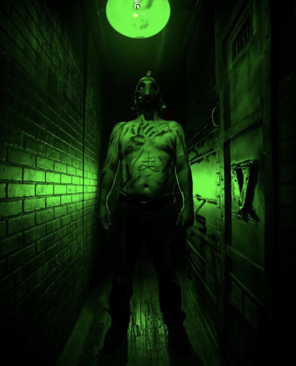 freaklingbros's tweet photo. We've awakened from our slumber—eager to send chills down your spine and make your heart race with fear....👹

See you soon. 

#horrorhouse #hauntedhouses

📷 creds: @DeVargas_Photo https://t.co/OjNWl10EqP