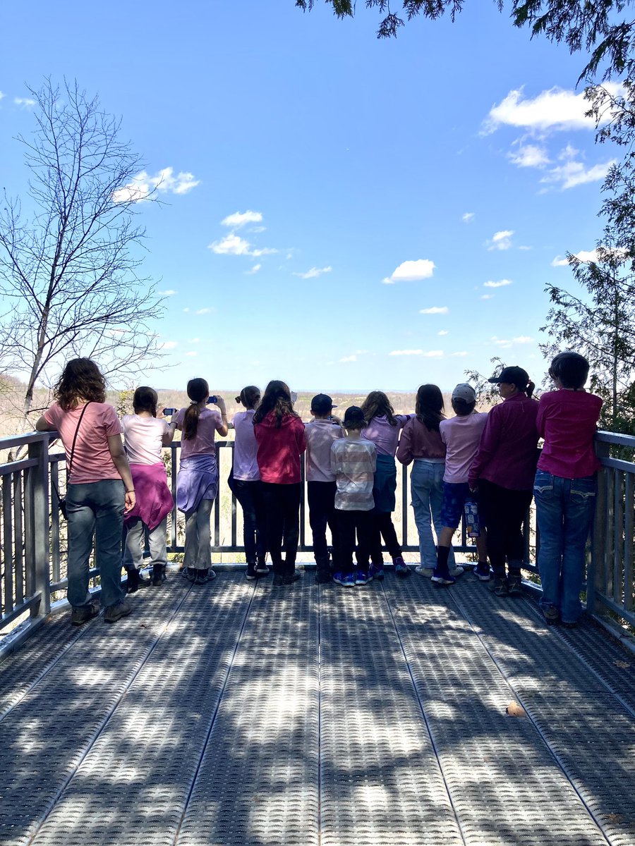Enjoying the views of Mono Cliffs on #InternationalDayOfPink with students from Runnymede Jr. and Sr. Public School <a href="/TOES_TDSB/">TOES_TDSB</a>