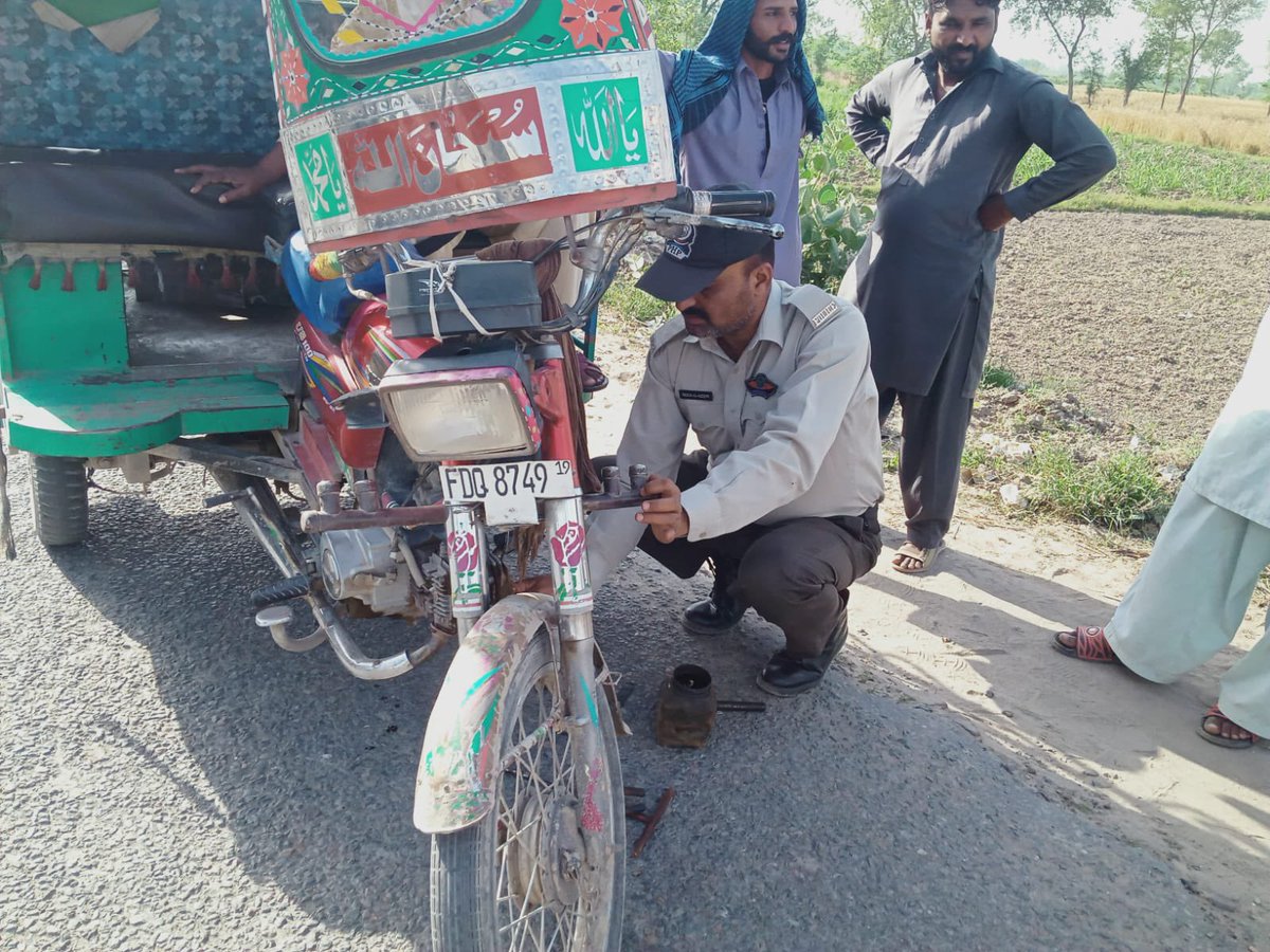PhpFsd's tweet photo. Punjab Highway Patrol is first respondent force on the Highways .
Help rendering to road users is the prime cause of PHP .
PHP officers in the service of humanity .
#Help #RegionFaisalabad #MirzaAnjumKamal #meu #php #OfficialDPRPP #helpline1124 @PunjabPhp @OfficialDPRPP https://t.co/C1WJYzIAdu