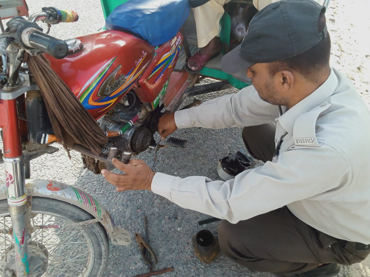 PhpFsd's tweet photo. Punjab Highway Patrol is first respondent force on the Highways .
Help rendering to road users is the prime cause of PHP .
PHP officers in the service of humanity .
#Help #RegionFaisalabad #MirzaAnjumKamal #meu #php #OfficialDPRPP #helpline1124 @PunjabPhp @OfficialDPRPP https://t.co/C1WJYzIAdu