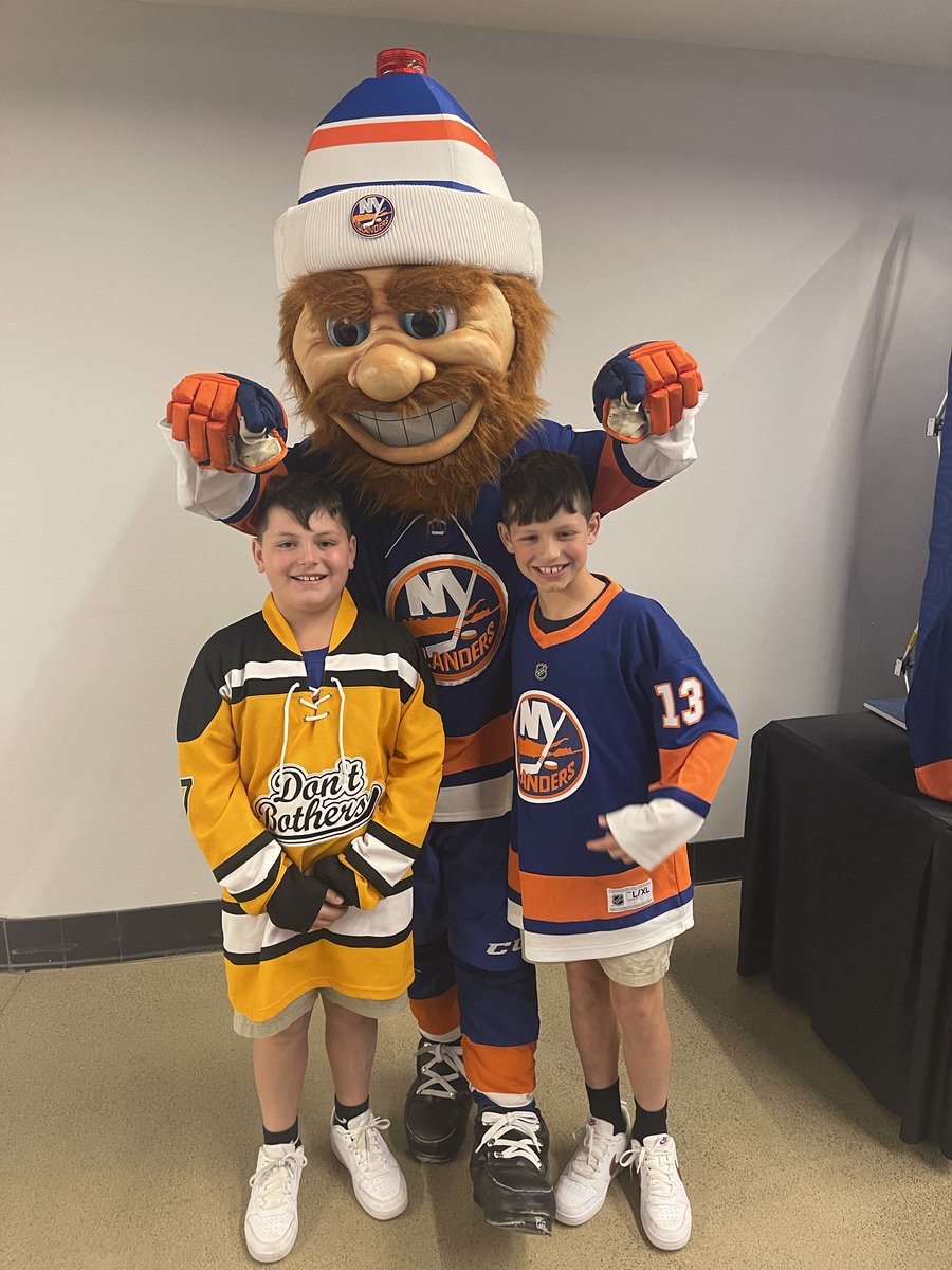 NicholasFucci's tweet image. #ISLES GAME! Boys hanging with #NYISLES