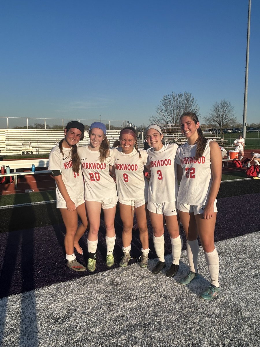 Congrats to the V girls on coming back after down 2 goals to get the dub 3-2. Goals by Naumann, Borbonus, Bendoff. Assists by Mueller, Vines, and Bendoff. Giesler with another win! #rara #kirkwoodsoccer
