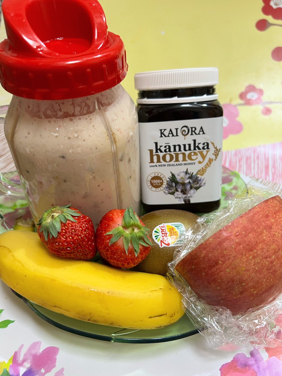 AnnjaHLmMVzzZwK's tweet image. 🍎🍌🍓🥝🥛🍯
良美極上🫴ミックスジュースを飲んで今日も～
ふぁいとぉ٩(ˊᗜˋ*)و

ミックスジュースレシピ
・牛乳・豆乳
・イチゴ2粒
・リンゴ１/4
・バナナ １本
・キュウイフルーツ１個
・カヌカハニー🍯
※🍎と🥝は皮ごと

皆様、黄砂にも負けずに
ご機嫌麗しくお過ごし下さいませ🌻
#健康オタク