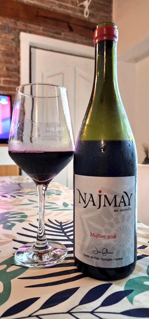 Mes del #Malbec así que aquí vamos con este hermoso exponente de Valle de Uco. Buena madurez, con notas herbales y especiadas, jugoso, acidez equilibrada y final medio-largo. Muy buen malbec!