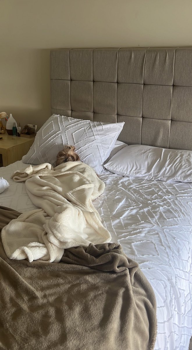 scaarDMR's tweet photo. Te amo Bonnie, dueña de mis quincenas, mi cama y mi corazón 🤍 https://t.co/OZp7xUWpsr