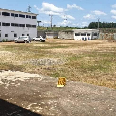 A vendre une usine sur la route de bassam fabriquant des confiseries prix 3 milliards 5 cinq cent millions FCFA, prévoir frais de visite.

Contacts : (+225) 0777091597
                                     0565914017