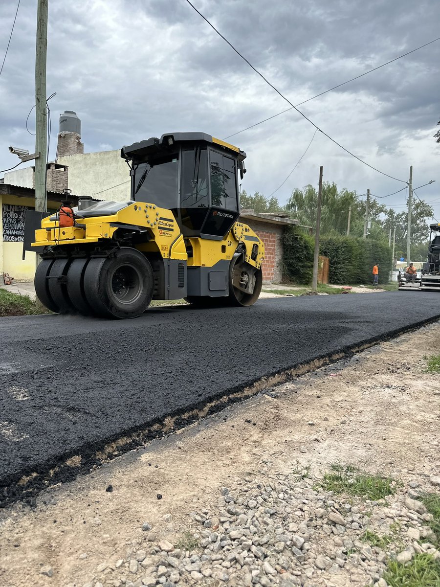 YomaGabriel's tweet photo. Mientras,q los de cambiemos reparten folletos y los dejan en la puerta de las casas.
Nosotros seguimos llevando obras a los Barrios.. q diferentes q somos 
No tienen vergüenza…. https://t.co/bnSgtpiQzP