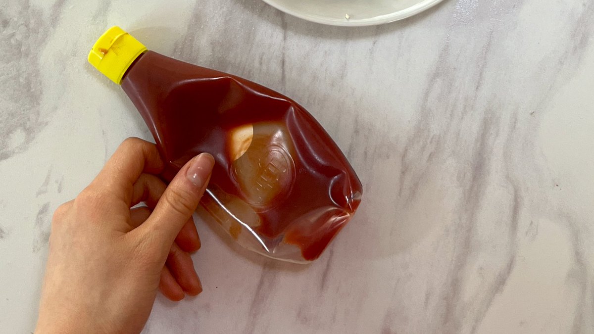 고단백 다이어트아침밥 레시피

📍두부밥

저의 자취쏘울푸드였던!

두부한모 프라이팬에 볶아 물기를 날려 고슬고슬하게 만듭니다. 대파송송 양파송송 참치한캔 계란하나 다 넣고 슥삭슥삭 볶으면 끝입니다!

여유로운 날에는 기름기로 밥을 더 고슬하게 한 후, 계란물을 입하면 등촌볶음밥 됩니다.