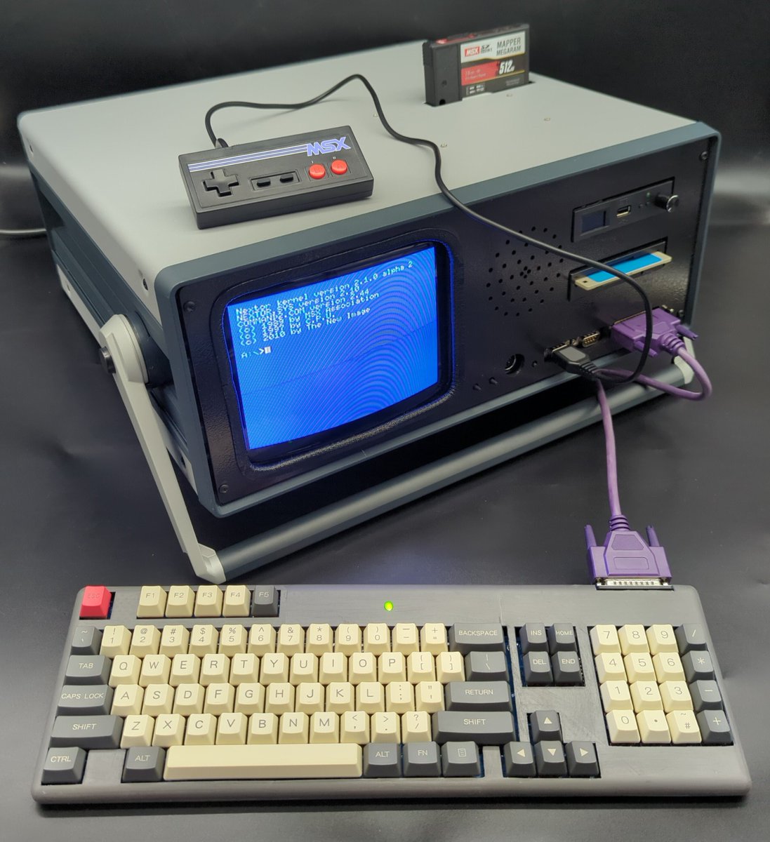 yoshinokentarou's tweet photo. 外国人が作った「自作ポータブルゲーム MSX」の外装よおびゲーム用コントローラーはこんな感じ。
西和彦氏が販売する新生MSXシリーズでも、こういう遊び心のあるプロトタイプをお遊びで公開していただければ、元電脳キッズな我々中年はMSXに久々にときめいちゃうかも。 https://t.co/M6AQSyksoL