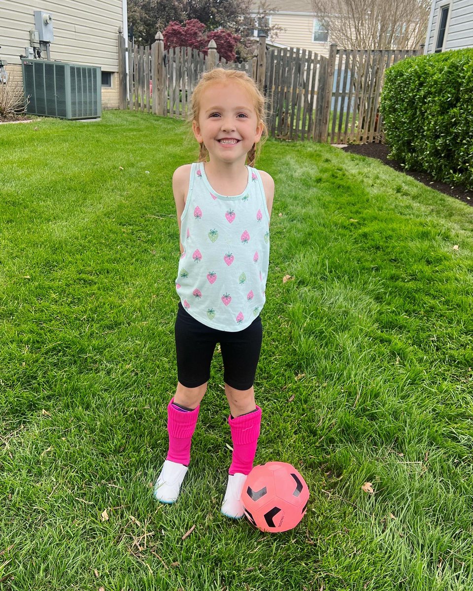 KellyGAnderson's tweet photo. Soccer season #3 for my sporty girl ⚽️⚽️⚽️ @HerndonYouth https://t.co/koknvxN8vw