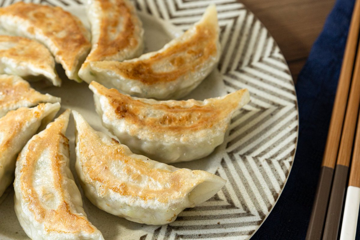 HAOCHAOZ_GYOZA's tweet photo. ＼  #金曜日は餃子の日 ／

ハオチャオズには人気NO1のハオ餃子のほかにしそ餃子、にら餃子、黒豚餃子など…
豊富なラインナップです🥟🥟🥟

食べ比べもおすすめです〜！みなさんもお気に入りの商品を見つけてみてください✨

▼オンラインショップもやってますよ！
https://t.co/xOPVrbGunW https://t.co/B4L7fxeW0q