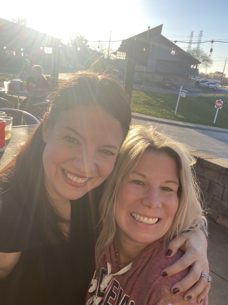 GinaL21's tweet photo. Gorgeous night with some of my favorite people! Just missing @momof2jjp. @runningonMTT https://t.co/5eaXSJSbub