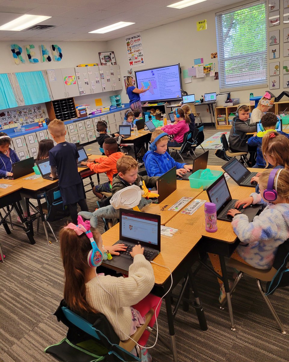 freeze_rebecca's tweet photo. We ❤️ when @Mrsjesterrisd came to teach us how to type! #typeandlearn #homekeys #weareAPHE #risdlearns https://t.co/y7OtC4hPHE