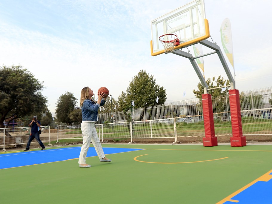 MuniColina's tweet photo. Este miércoles la alcaldesa @imvalenzuela encabezó, junto con @colinadeportes, la inauguración de los nuevos espacios deportivos del parque San Miguel: el remozado Skatepark y la nueva cancha de básquetbol 3x3, una verdadera novedad para la práctica de este deporte en la comuna. https://t.co/rnYRkrFoof