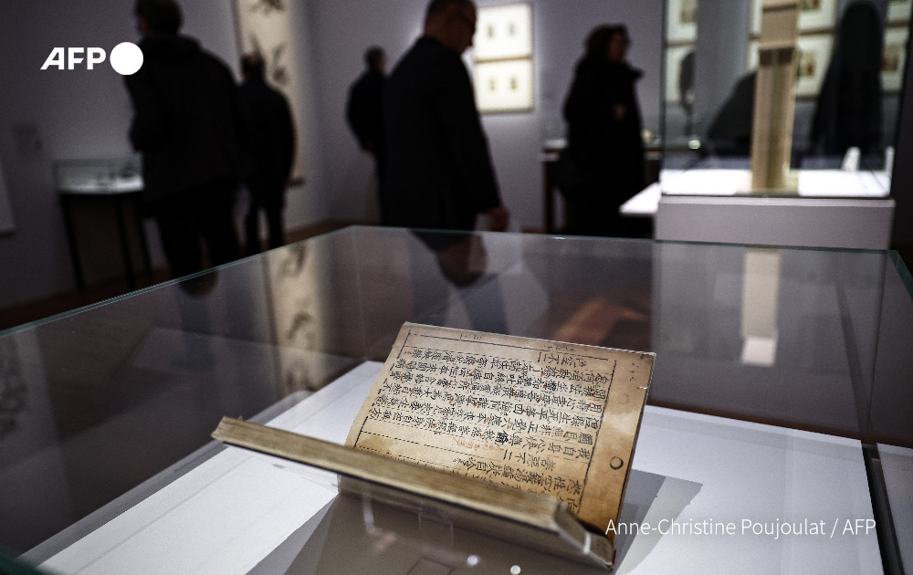 World's #oldest machine printed book
The #Jikji, a Korean book from 1377, is put on display at exhibition 'Print! Gutenberg's Europe' at #BibliothequeFrancoisMitterand in #Paris.
This was printed 78 yr before 1st #European example, #TheGutenbergBible  @AFP